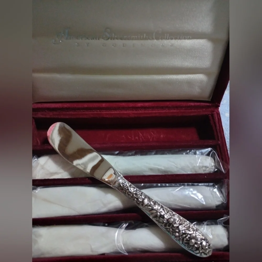 Set of 8 repousse pate knives by Godinger American Silversmiths Collection, new